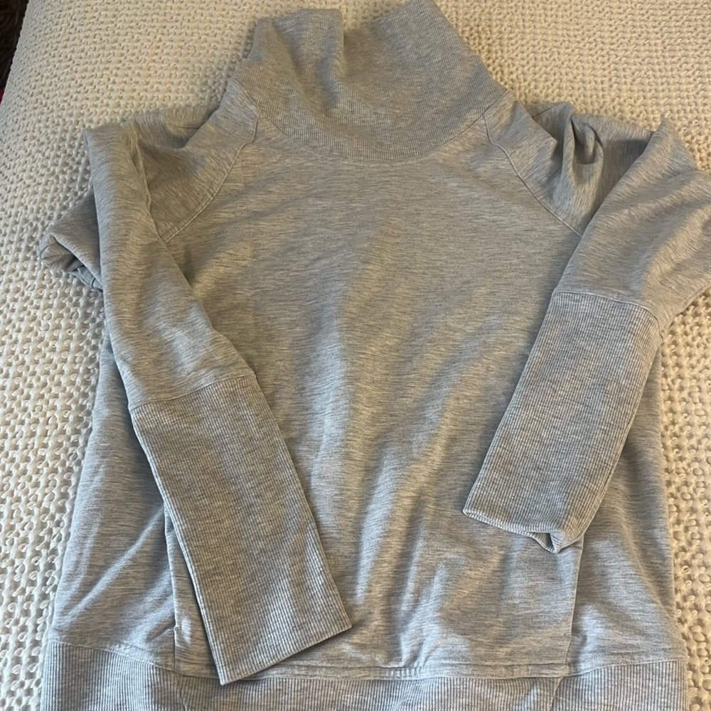 Lululemon Heather core ultra grey pullover sweater size 4